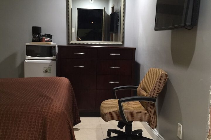 Standard Queen Room (2 of 16)