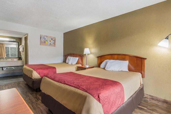 1 Queen Bed Accessible (4 of 10)