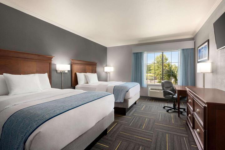 2 Queen Beds (3 of 4)