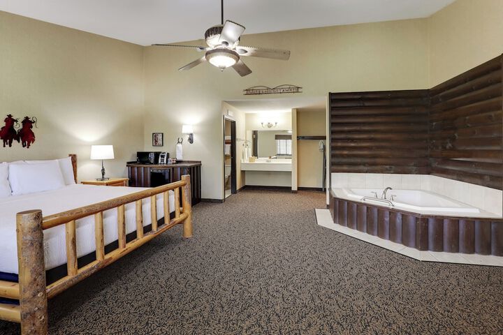 Deluxe King Bed (2 of 18)