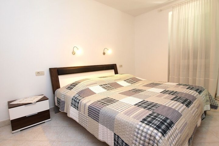 Room 3 of 38