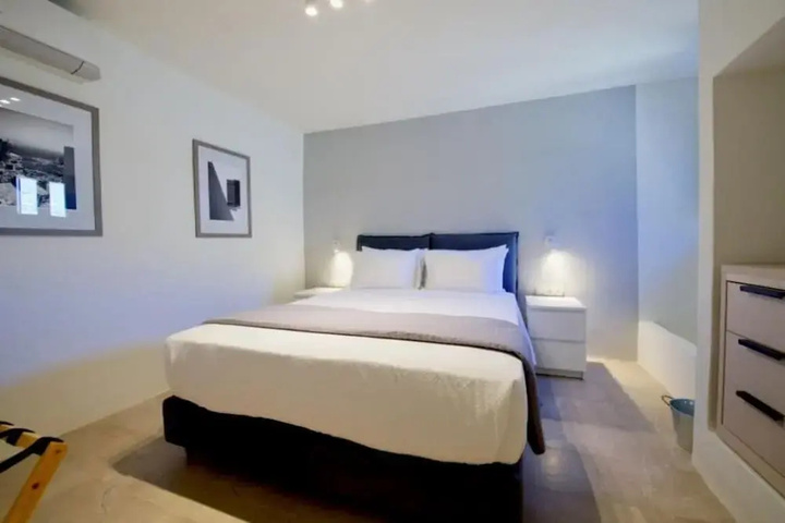Room 4 of 12