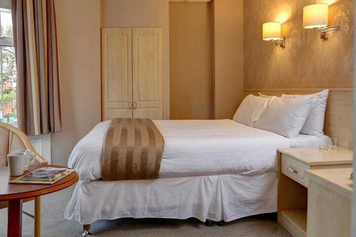 Room 5 of 27
