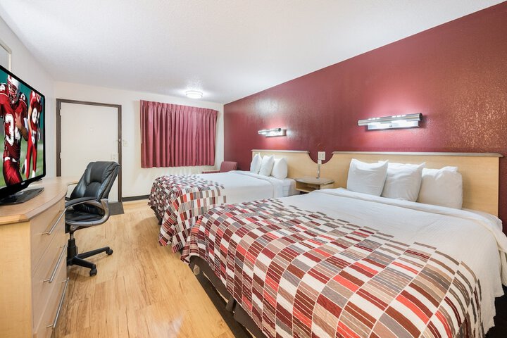 Quadruple Deluxe Queen Bed (2 of 8)