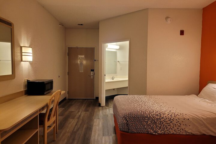 1 Double Bed Accessible (2 of 40)