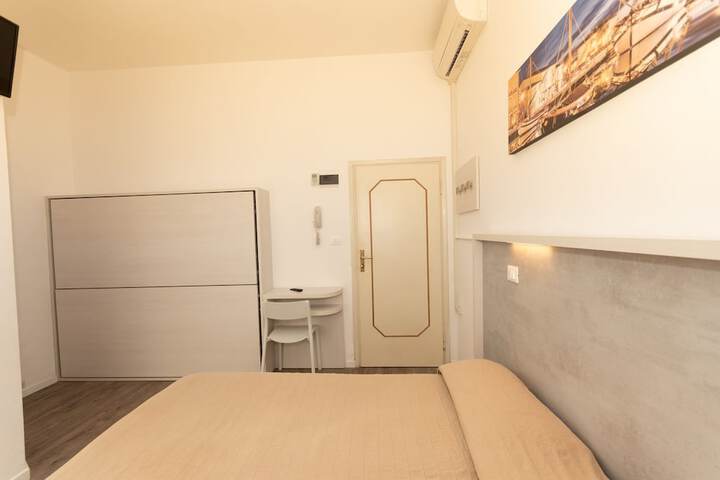 Room 9 of 25