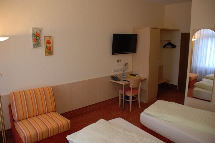 Room 9 of 33