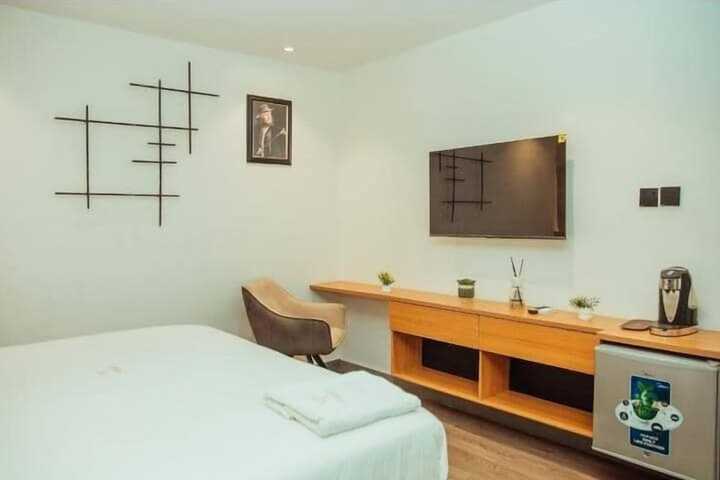 Room 3 of 18
