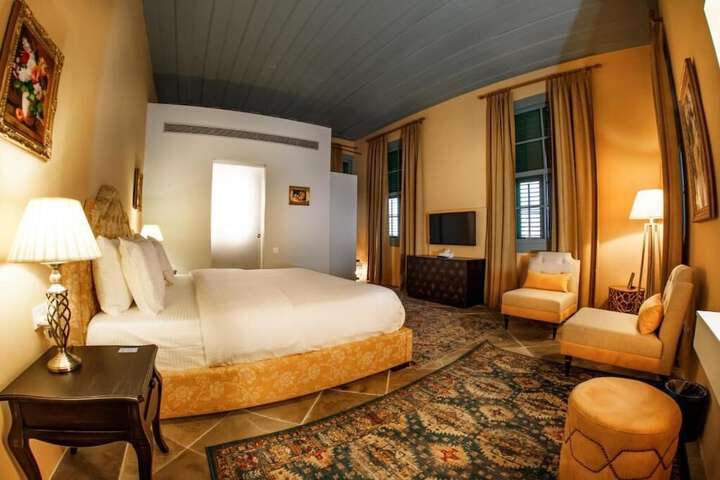 Room 4 of 97