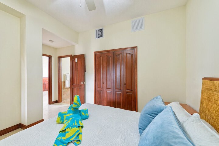 Room 32 of 328