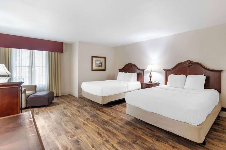 2 Queen Beds (5 of 16)