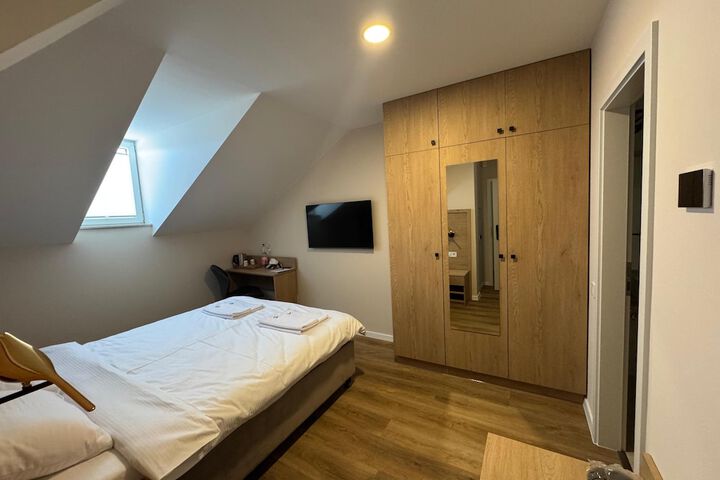 Room 8 of 70