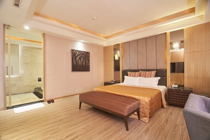 Room 15 of 32