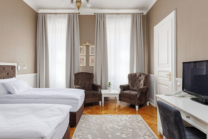 Room 8 of 99