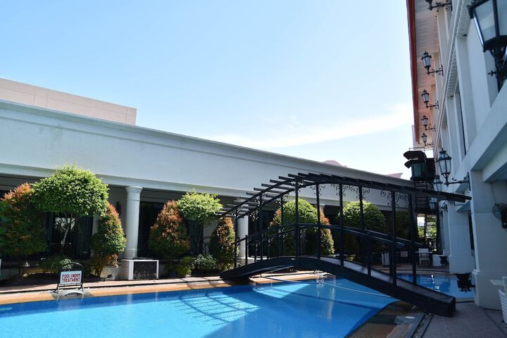 Pool Hotel