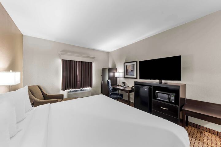 1 King Bed Microwave and Refrigerator WiFi Full Breakfast (26 of 26)
