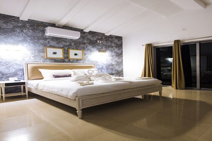 Room 8 of 90