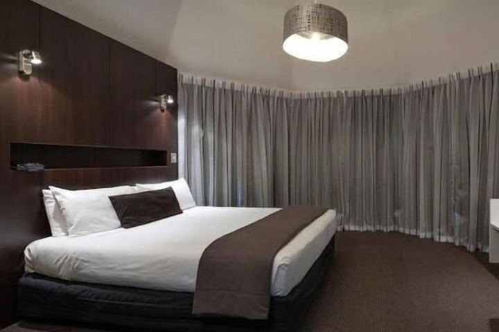 Room 5 of 16