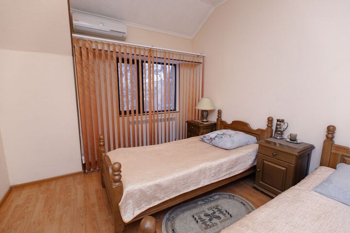 Room 9 of 17