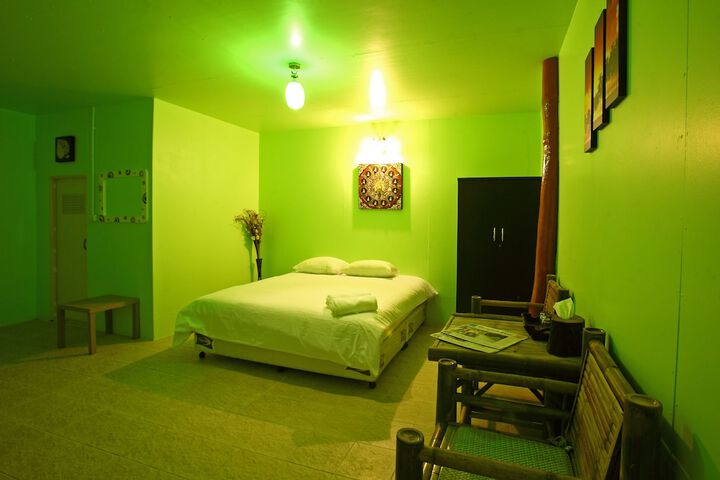 Room 6 of 76