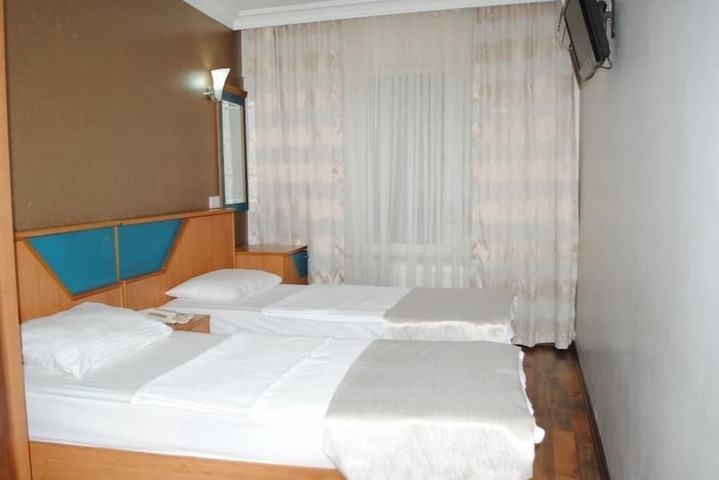 Room 7 of 16