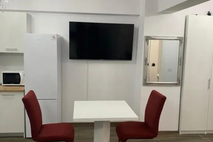 Room 3 of 8