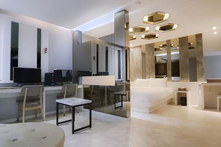 Room 40 of 89
