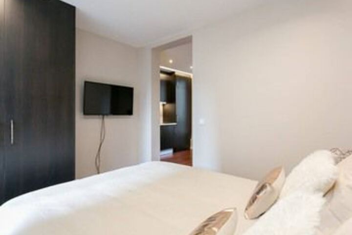 Room 8 of 18