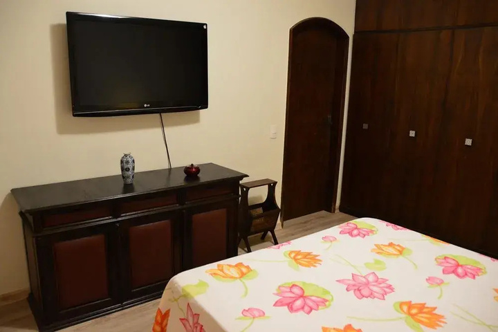 Room 5 of 11
