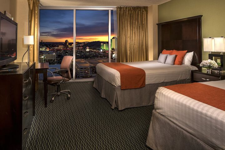 Luxury King Bed (6 of 11)