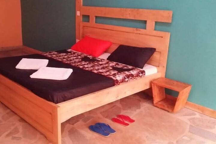 Room 7 of 12