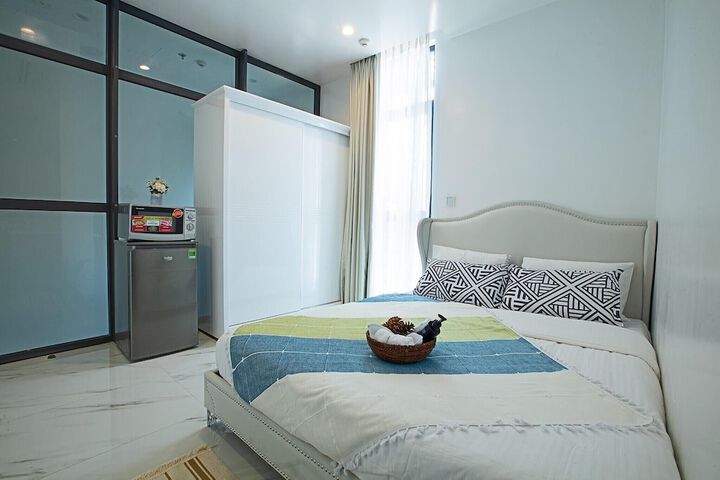 Room 6 of 16