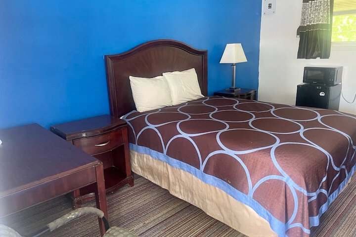 1 Queen Bed (10 of 13)