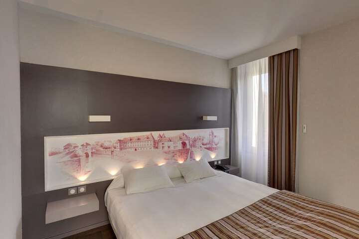 Room 8 of 87