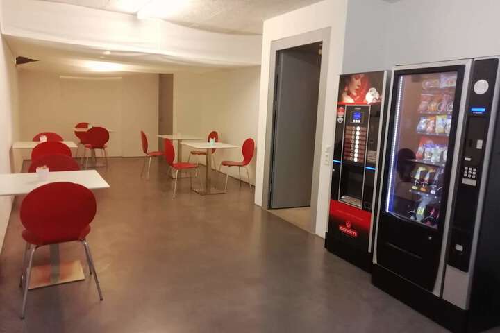 Lounge 32 of 44
