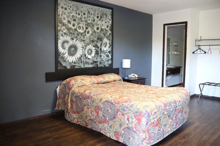 1 Queen Bed (17 of 18)