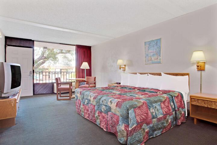 1 King Bed Deluxe Accessible Room (12 of 19)