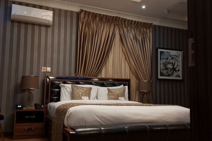 Room 34 of 77