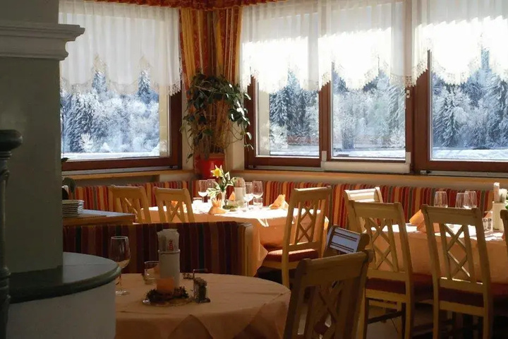 Dining 11 of 14