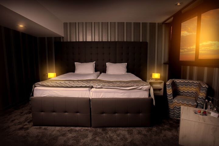Room 11 of 33
