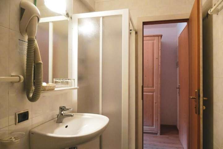 Room 6 of 10