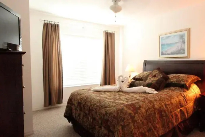 Room 6 of 18