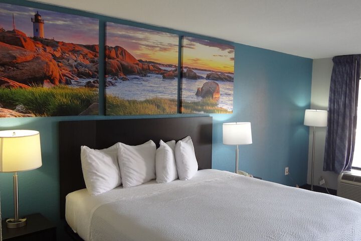1 King Bed (2 of 11)