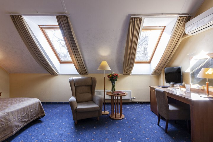Room 34 of 122