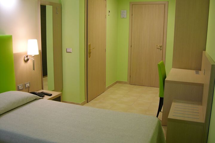 Room 13 of 33
