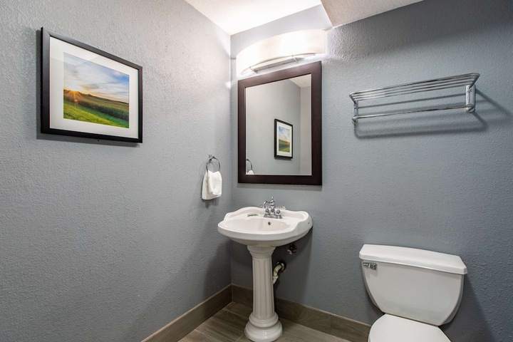 2 Queen Beds Executive Room Living Room Wet Bar Microwave and Refrigerator Bath and Shower Full Breakfast (26 of 34)