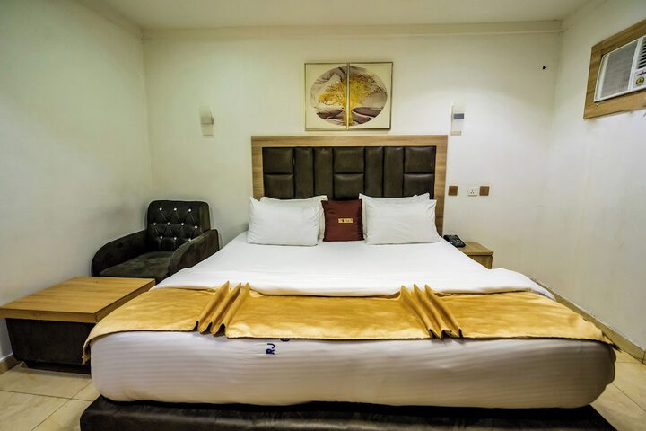 Room 8 of 32