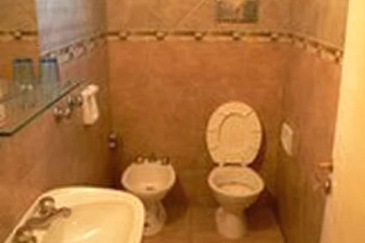 Room 5 of 10