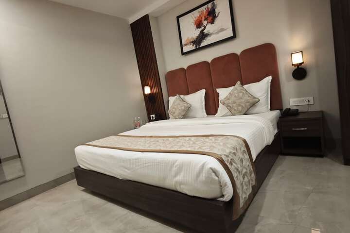 Room 6 of 13