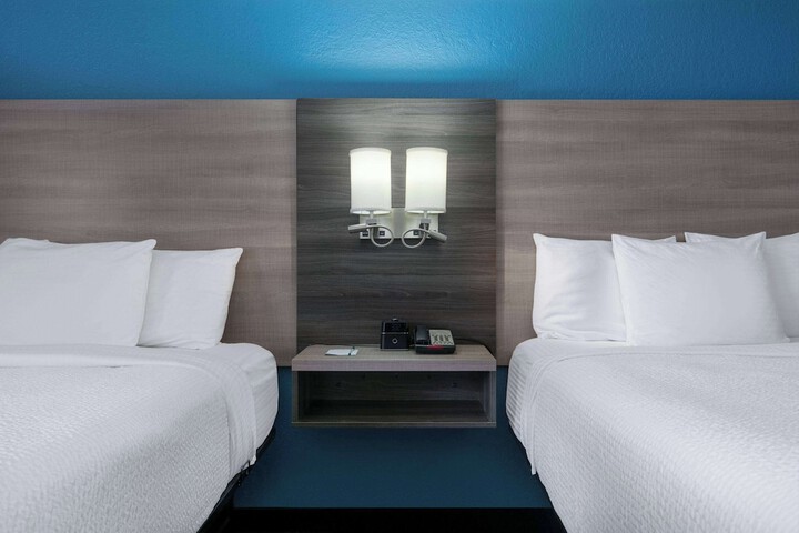 2 Queen Beds Mobility Accessible (2 of 6)